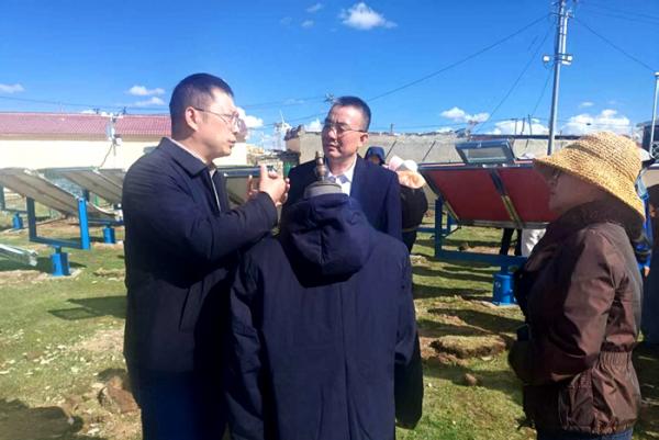 团队调研高海拔户外老化试验验证基地。受访方供图